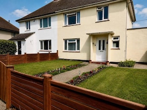 Exterior - Spacious 3-bed Family Home (Sittingbourne)