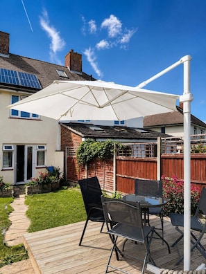 Outdoor dining - Spacious 3-bed Family Home (Sittingbourne)