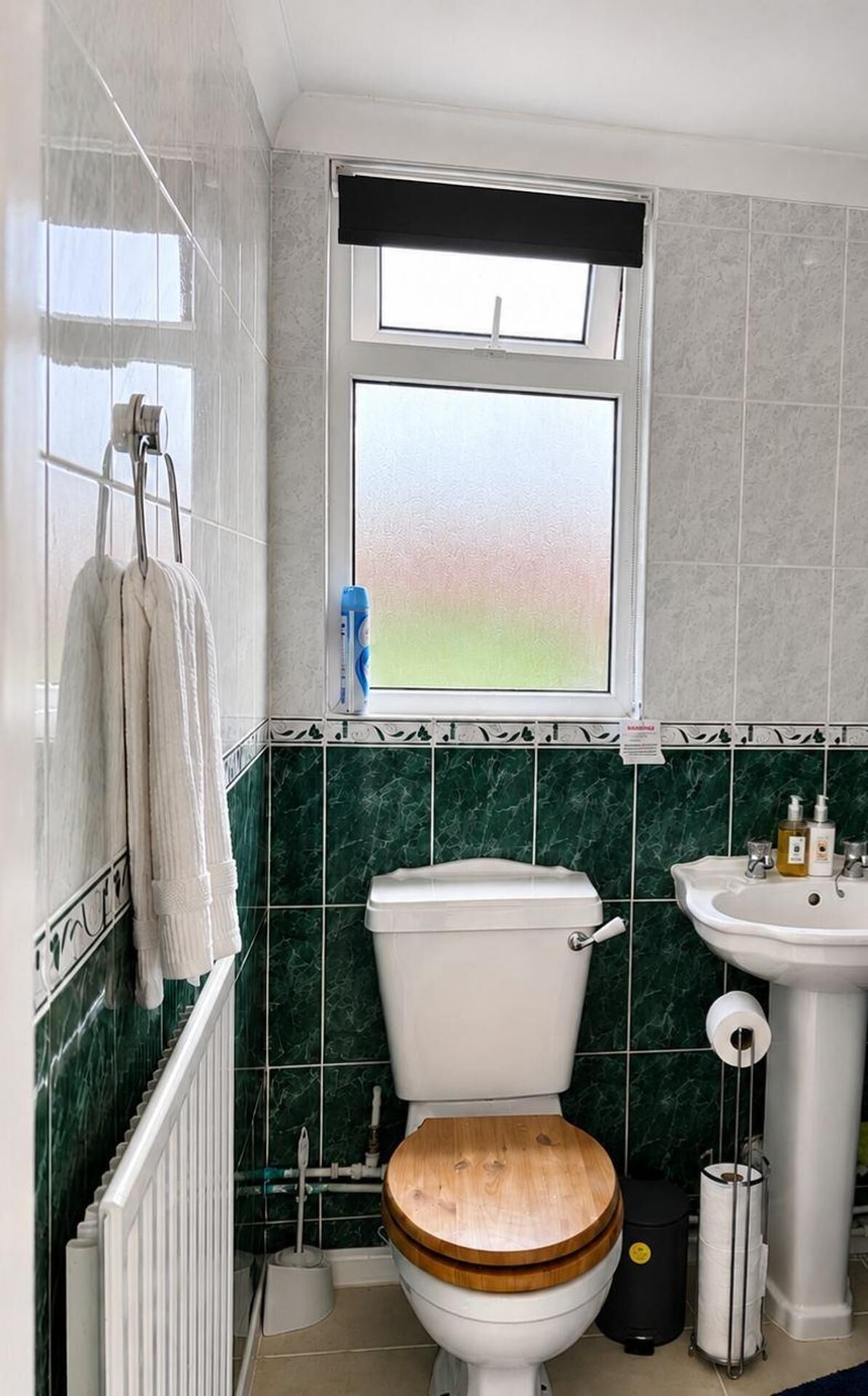 Combined shower/bathtub, deep-soaking bathtub