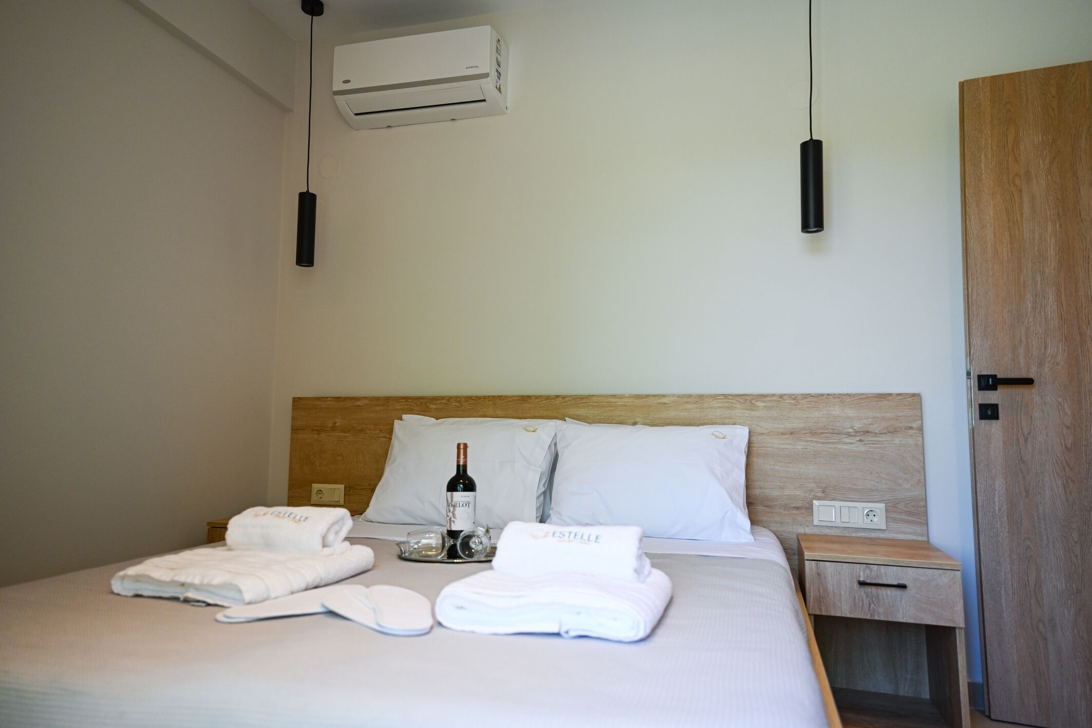 2 habitaciones, escritorio, tabla de planchar con plancha y wifi gratis 