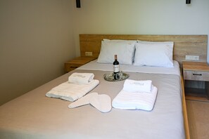2 habitaciones, escritorio, tabla de planchar con plancha y wifi gratis 
