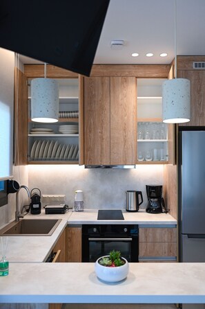 Refrigerador, horno, lavavajillas y cafetera y tetera 