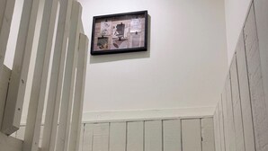 Eine Treppe mit weiß gestrichenen Stufen und einem an der Wand befestigten Bilderrahmen.