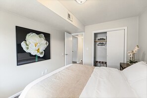 2 bedrooms, iron/ironing board, free WiFi, bed sheets - Independence 2BR Apartment Near GEHA Field (Independence)