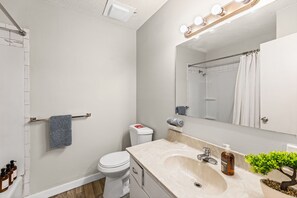 Shower, hair dryer, towels, soap - Independence 2BR Apartment Near GEHA Field (Independence)