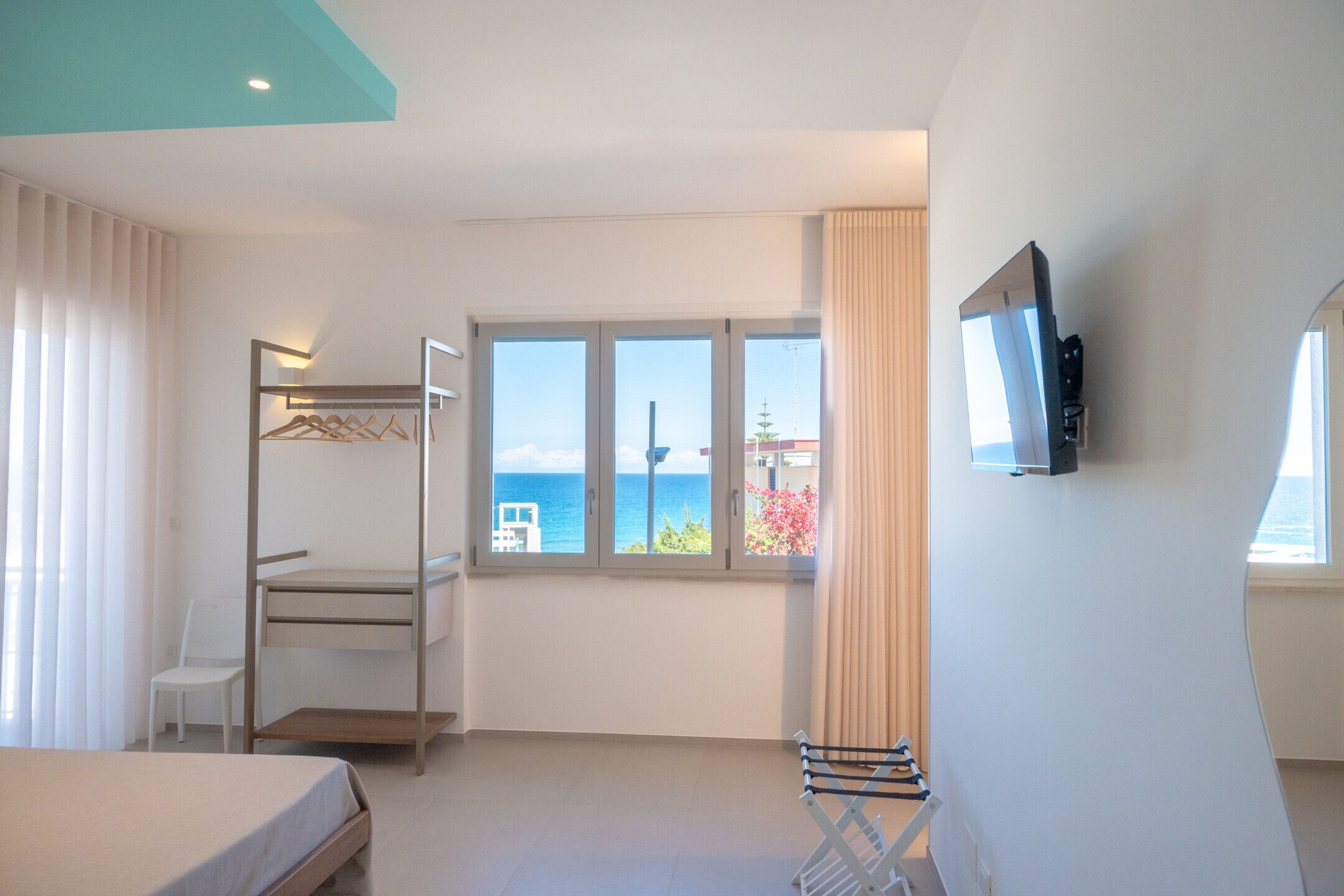 Minibar, free WiFi, bed sheets