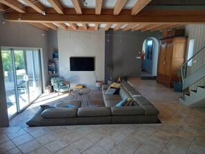 Living area - Vacation Rental for 8 People - 4 Bedrooms - 2 Bathrooms (Saint-Pourçain-sur-Sioule)