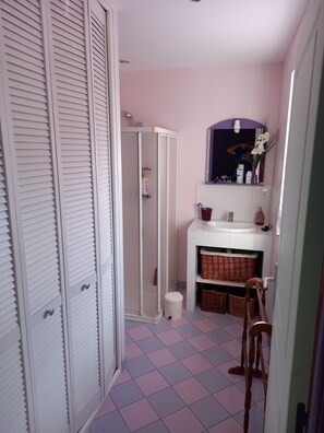 Bathroom - Vacation Rental for 8 People - 4 Bedrooms - 2 Bathrooms (Saint-Pourçain-sur-Sioule)