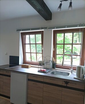 Refrigerador, placa de cocina, tetera/pava eléctrica
