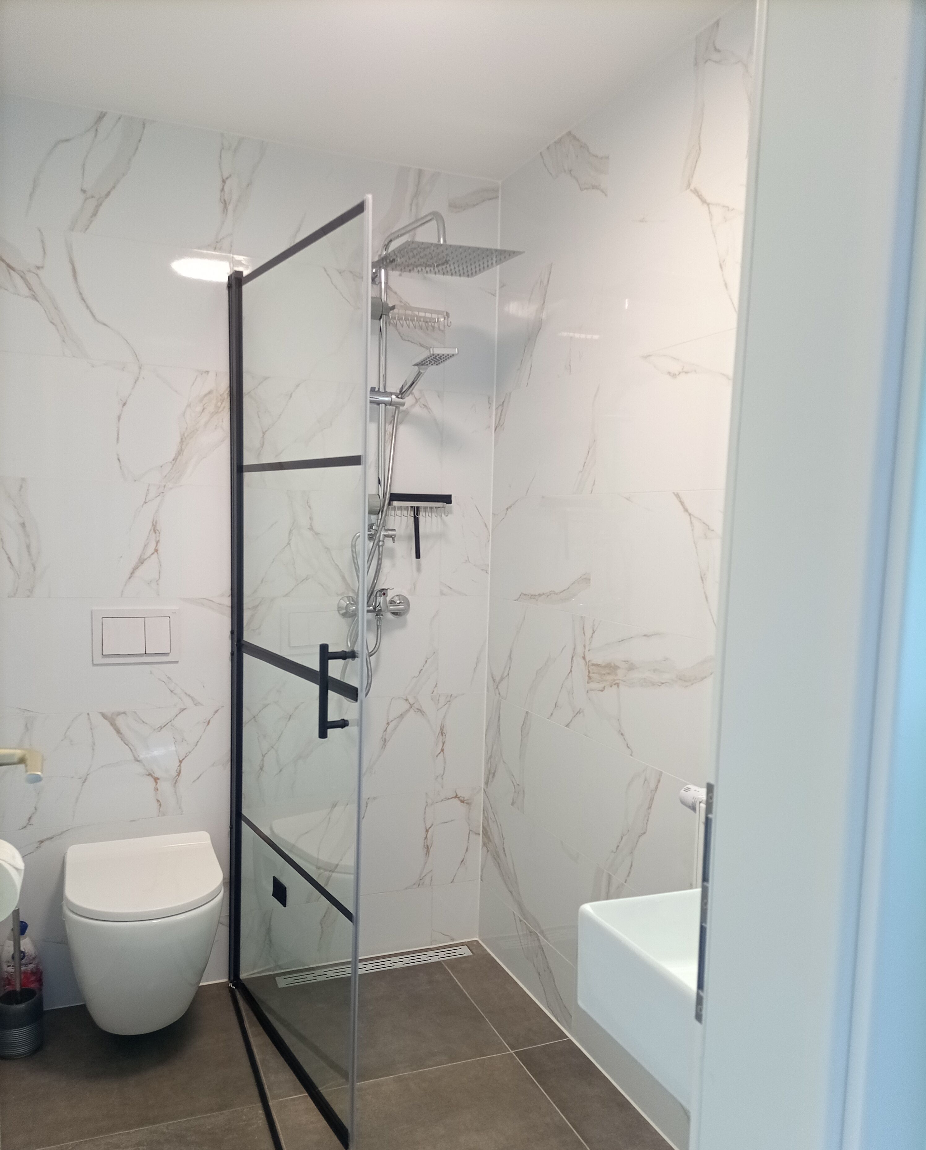 Dusche, Haartrockner, Handtücher, Toilettenpapier