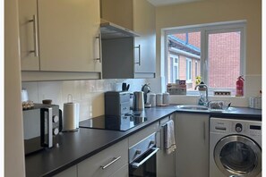 Fridge, microwave, oven, stovetop - Stylish Private Flat - Sleeps 4 - Free Parking (Nuneaton)