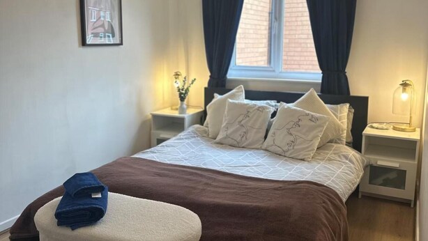 1 habitación, tabla de planchar con plancha, wifi gratis y ropa de cama 