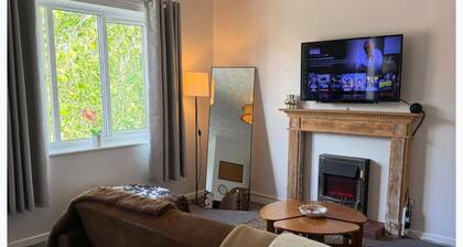 Stylish Private Flat - Sleeps 4 - Free Parking