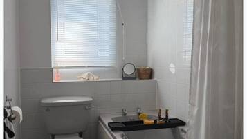 Combined shower/bathtub, deep-soaking bathtub