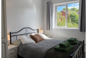 1 bedroom, free WiFi - Stylish Private Flat - Sleeps 4 - Free Parking (Nuneaton)