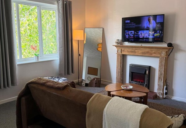 Living area - Stylish Private Flat - Sleeps 4 - Free Parking (Nuneaton)