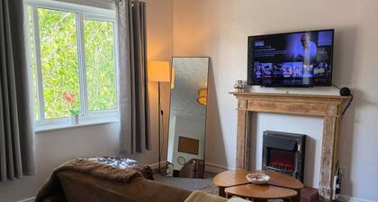 Stylish Private Flat - Sleeps 4 - Free Parking