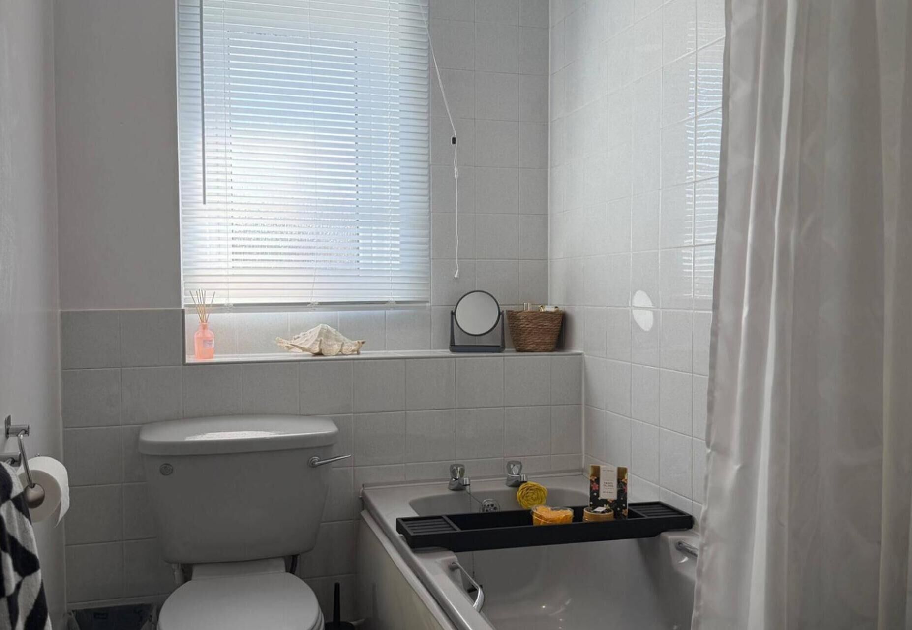 Combined shower/bathtub, deep-soaking bathtub