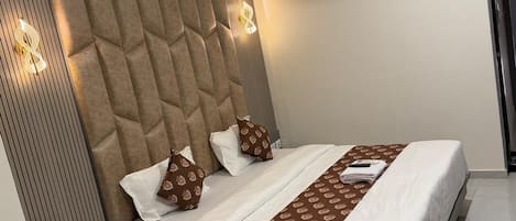 Desk, laptop workspace, iron/ironing board, free WiFi