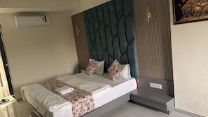 Deluxe Double Room, City View | Meja, ruang kerja komputer riba, seterika/papan seterika, Wi-fi percuma 