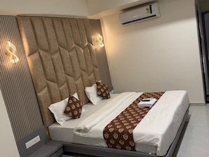 Deluxe Double Room, City View | Meja, ruang kerja komputer riba, seterika/papan seterika, Wi-fi percuma 