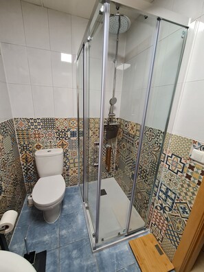 Ducha, secador de pelo, toallas y jabón