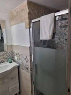 Shower, hair dryer, bidet, towels - AvVolta in Salento | Comfort Quadruple Room with Kitchen (Torchiarolo)
