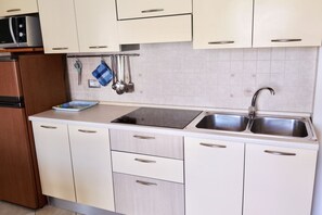 Fridge, microwave - Cala Gonone, 2-Bedroom Apartment (Cala Gonone)