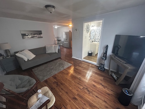 Gorgeous 1-bedroom building with AC in friendly Seymour keypad entry
