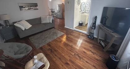 Gorgeous 1-bedroom building with AC in friendly Seymour keypad entry