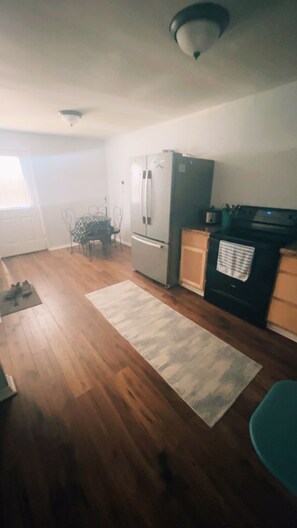 Interior - Gorgeous 1-bedroom building with AC in friendly Seymour keypad entry (Seymour)