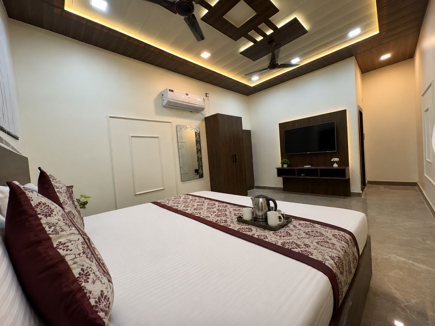 7 bedrooms, WiFi, bed sheets
