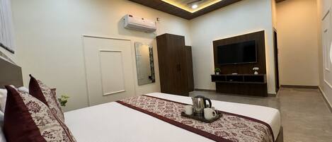 7 bedrooms, WiFi, bed sheets