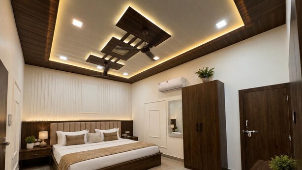 Een moderne slaapkamer met een groot bed, nachtkastjes, een kledingkast en een plafond met inbouwverlichting.