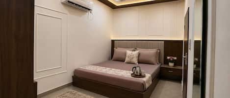 7 bedrooms, WiFi, bed sheets