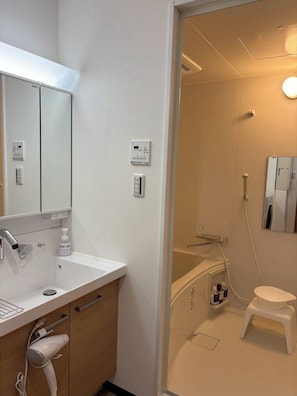 Hair dryer, bidet, towels, soap - YU'S HOUSE 2, a newly built property right next to JR Kamata Station (ootaku)