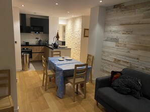 Interior - Alpe d'Huez—60 m² apartment at the base of the slopes and hiking trails. (Huez)
