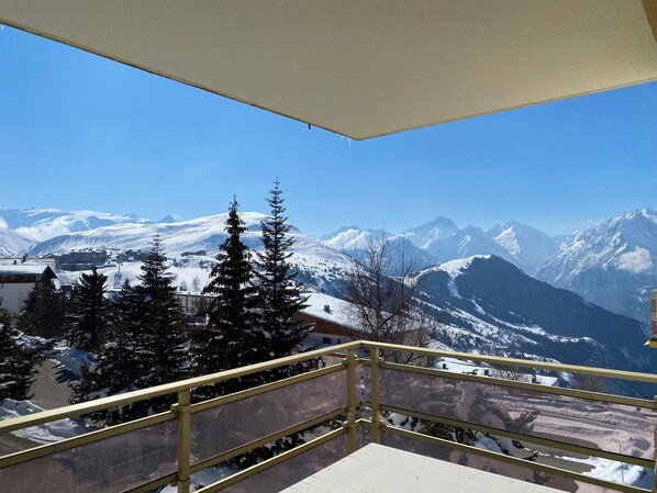 Property grounds - Alpe d'Huez—60 m² apartment at the base of the slopes and hiking trails. (Huez)