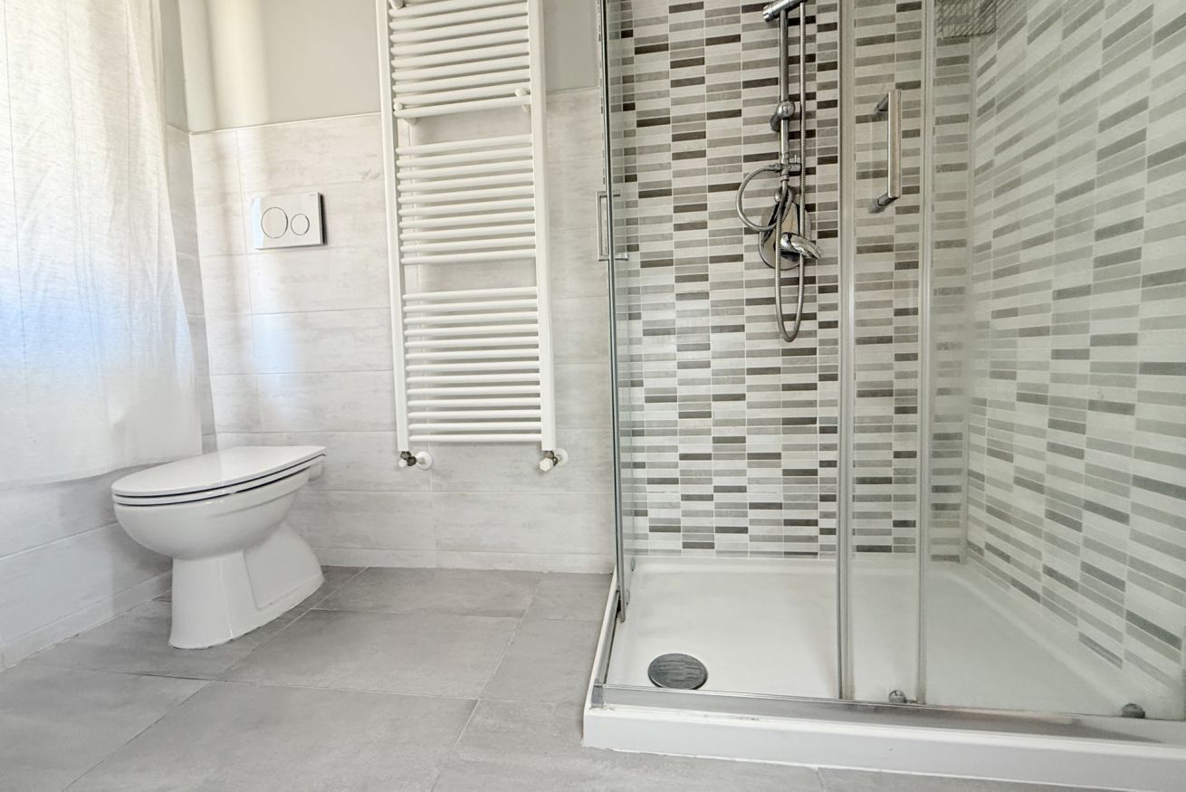 Dusche, Bidet, Handtücher
