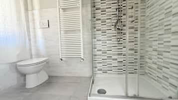 Dusche, Bidet, Handtücher