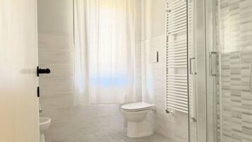 Doccia, bidet, asciugamani