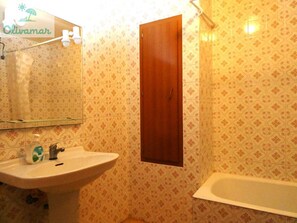 Bidet, towels, toilet paper - Vrbo Property (Oliva)