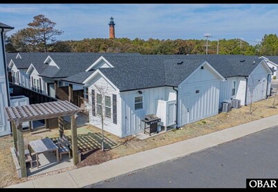 Beautiful 2-bedroom condo nestled steps away from the beach & Whalehead park