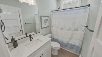Douche, séchoir à cheveux, serviettes fournies, savon