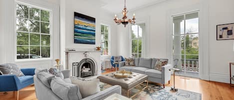 テレビ、書庫、ステレオ