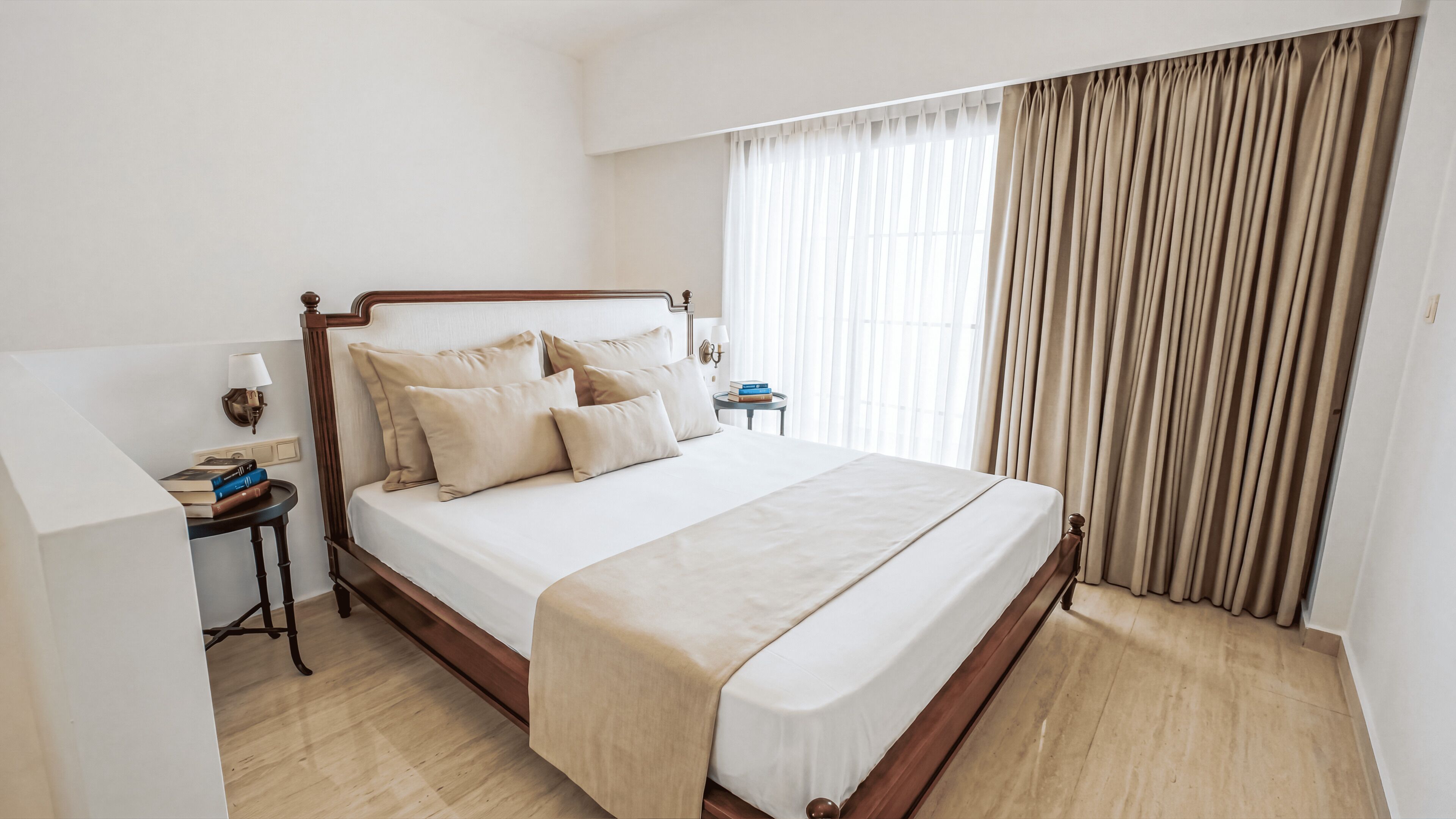Suite, vistes al mar | Minibar, caixa forta a l'habitació, wifi gratuïta i roba de llit 