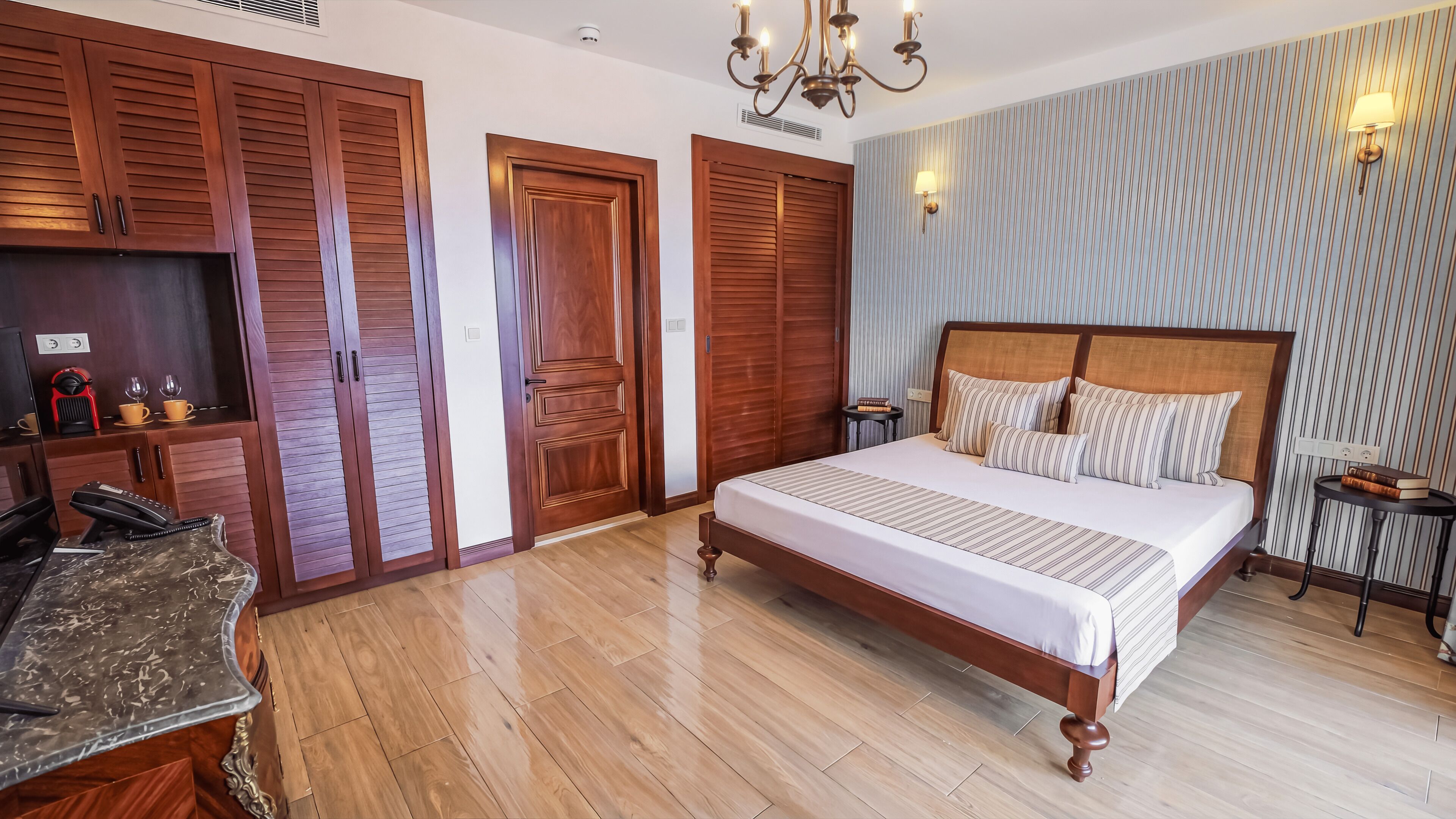 Habitació prèmium, pati, vistes al mar | Minibar, caixa forta a l'habitació, wifi gratuïta i roba de llit 