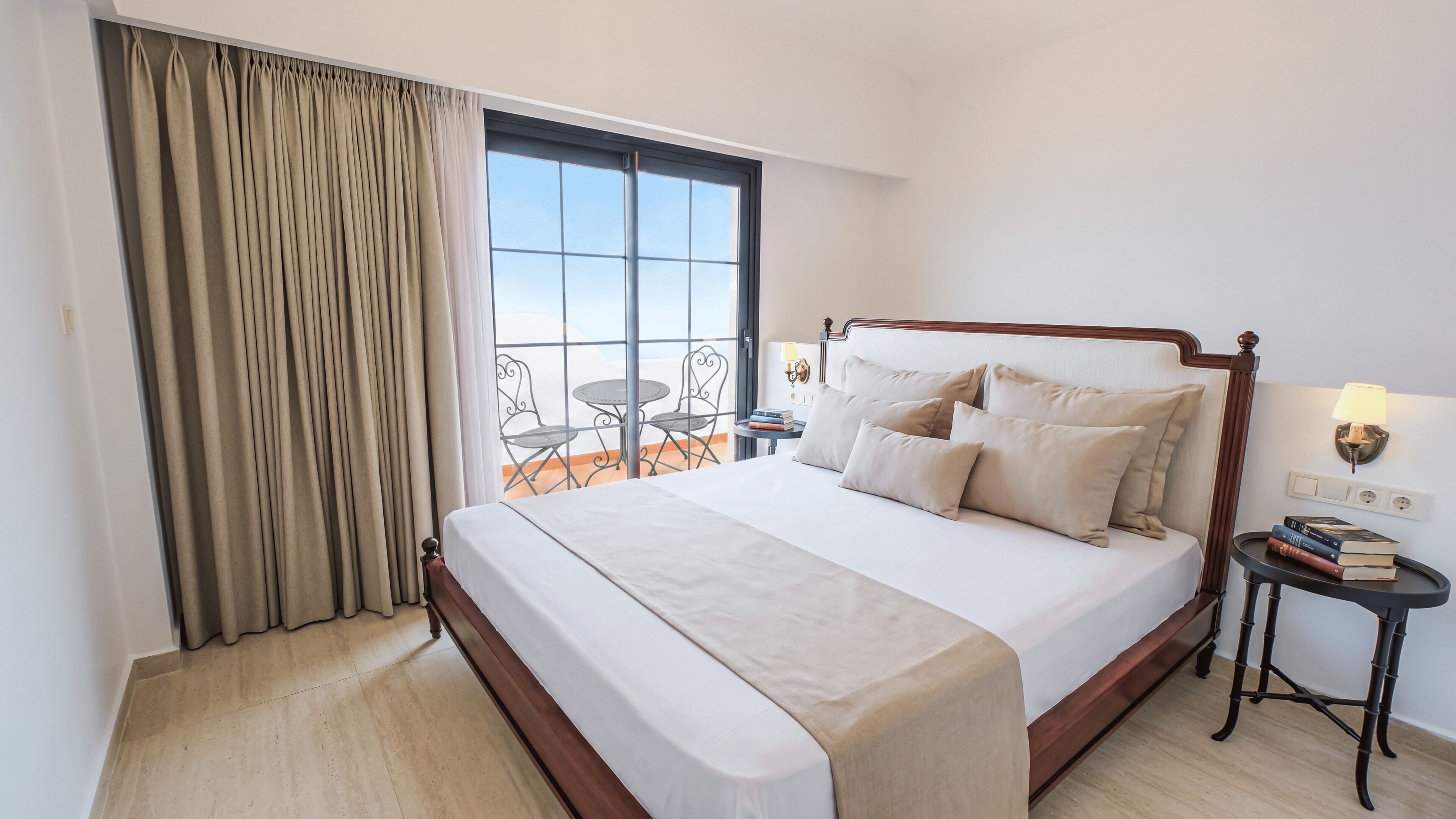 Dúplex superior, vistes al mar | Minibar, caixa forta a l'habitació, wifi gratuïta i roba de llit 