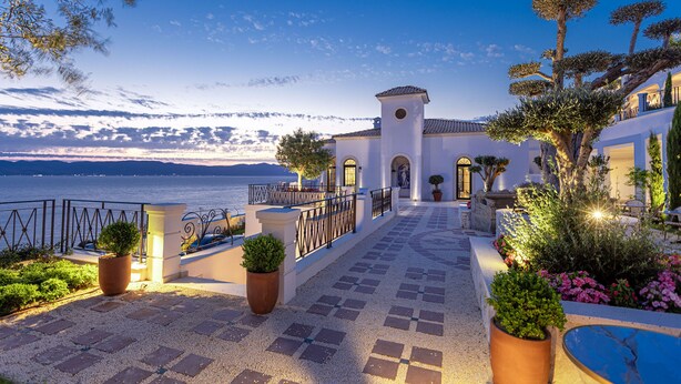 A Mediterranean-style building with a courtyard, a pool, and a view of the sea. - Hotel Jirasol (Çeşme)