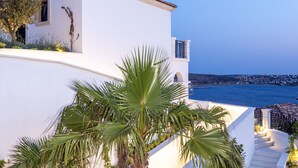 A white building with a balcony overlooking a body of water. - Hotel Jirasol (Çeşme)